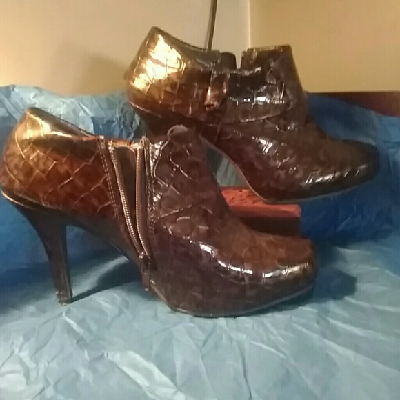 Ladies crocodile print embossed booties - Picture 1 of 6